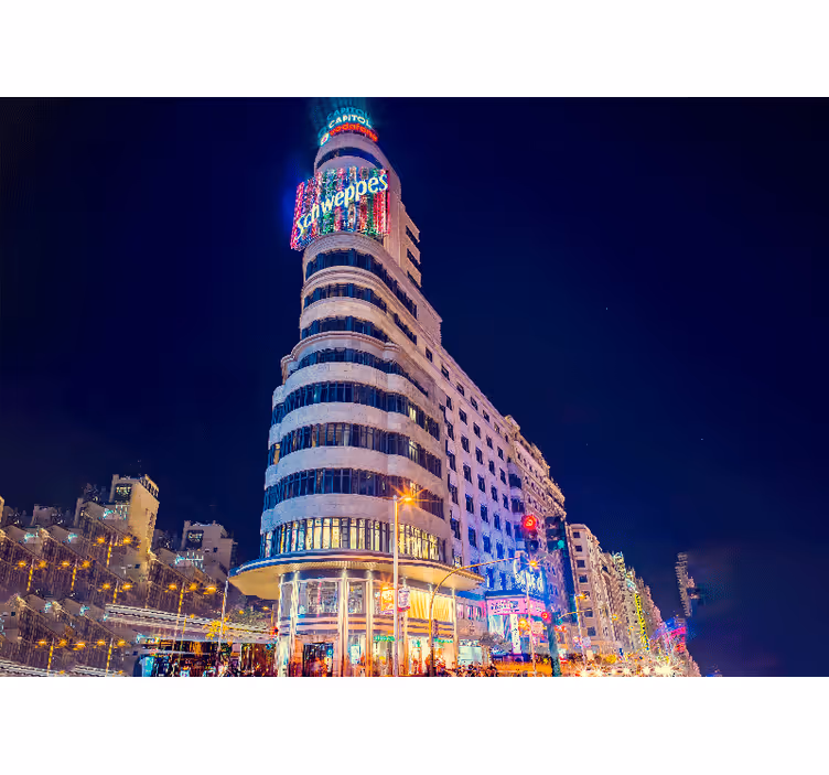 Roleta do sypialni gran vía z poziomu ziemi wieczorem - TenStickers