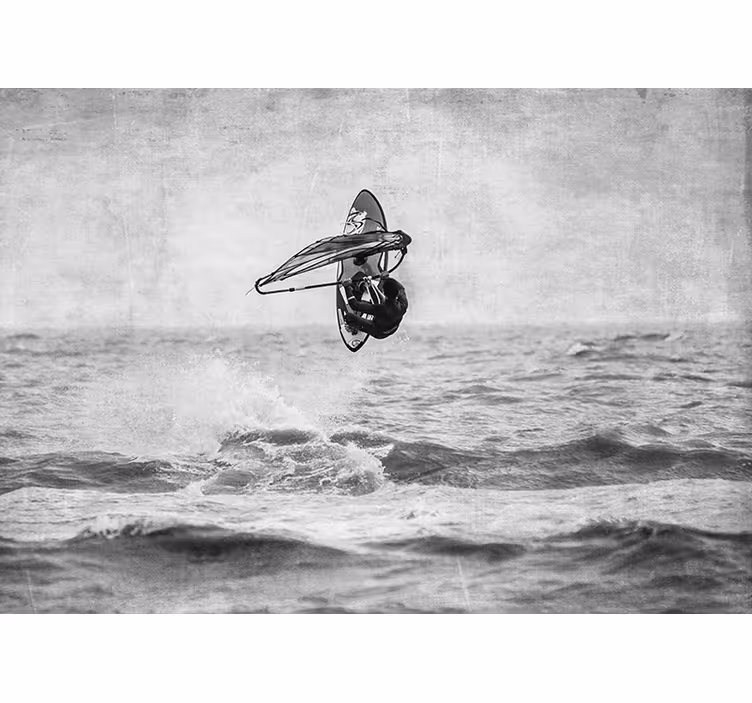 Szara fototapeta windsurfing w czerni i bieli - TenStickers