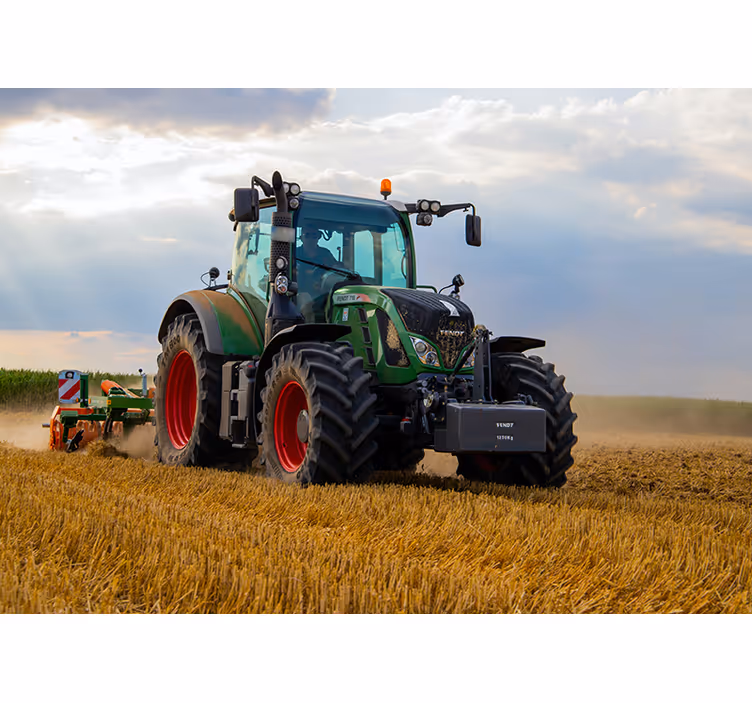 Tapeta do salonu traktor w zbożu krajobraz - TenStickers