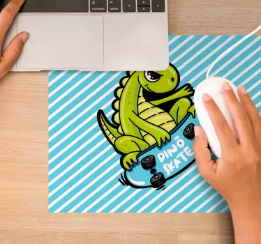 Podkładka pod mysz gamingowa wesoły dinozaur na desce - TenStickers
