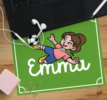 Podkładka pod mysz z imieniem dziewczyna kopiąca piłkę - TenStickers