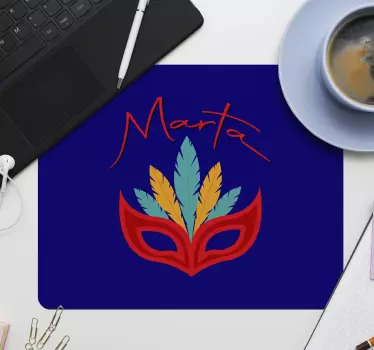 Podkładka pod mysz z imieniem maski w kolorowe pióra - TenStickers