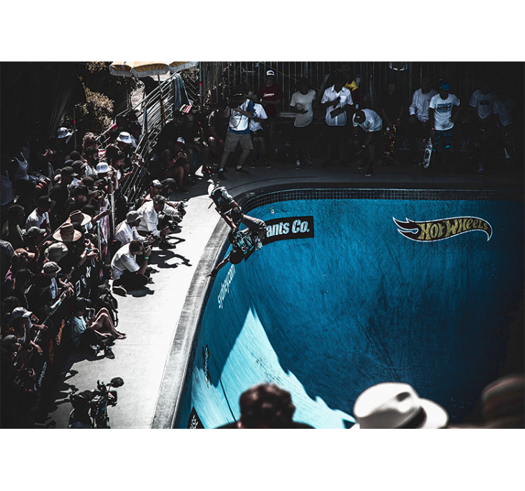 Fototapeta z pojazdami skater wykonujący sztuczkę - TenStickers