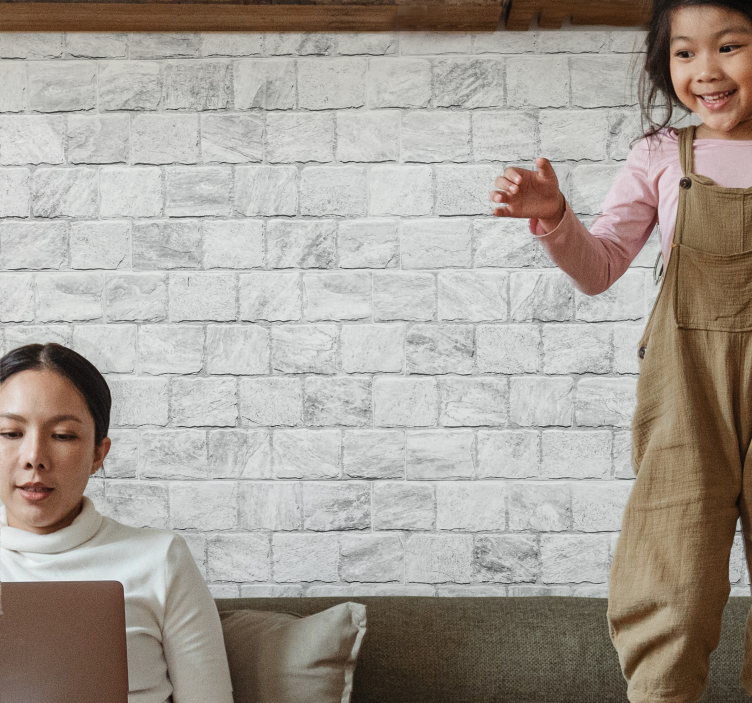 Fototapeta cegła szczęśliwe dziecko bawiące się - TenStickers