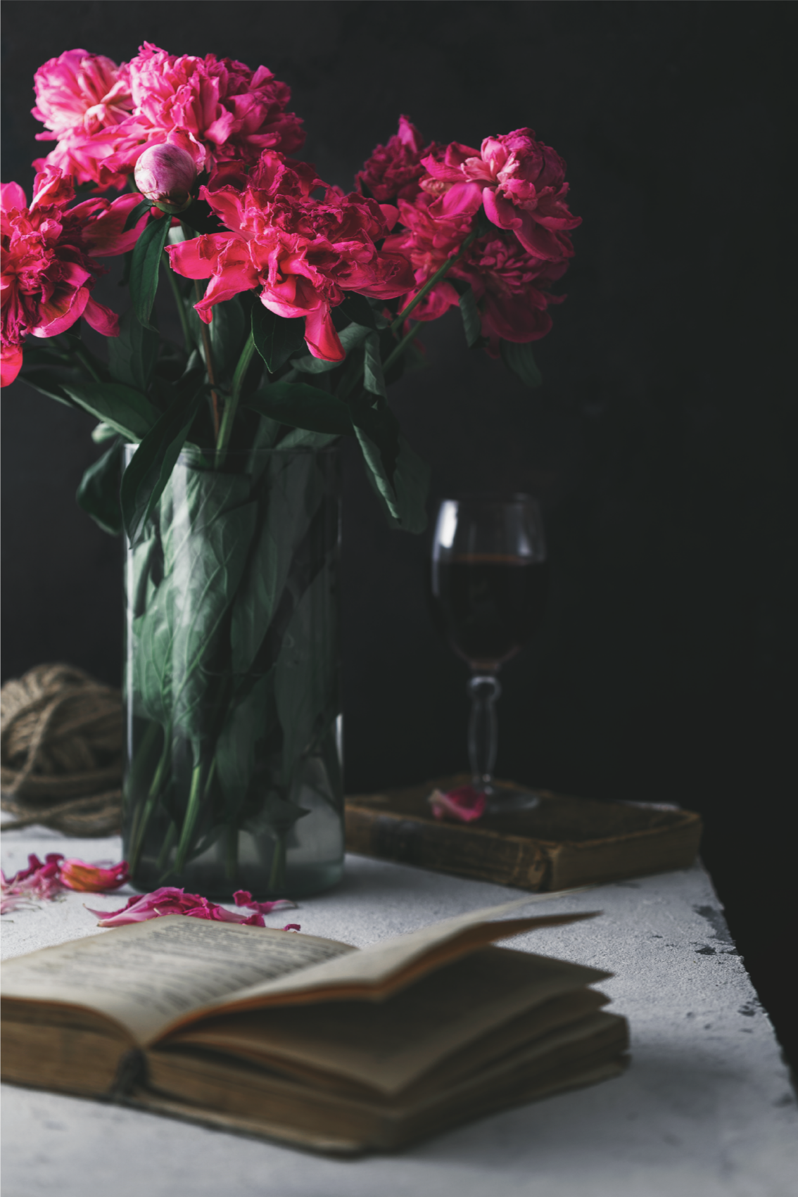 Plakat do salonu z kieliszkiem wina i wazonem - TenStickers