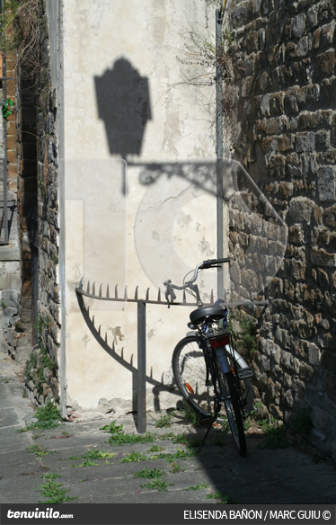 Plakat krajobraz z cieniem latarni i roweru - TenStickers