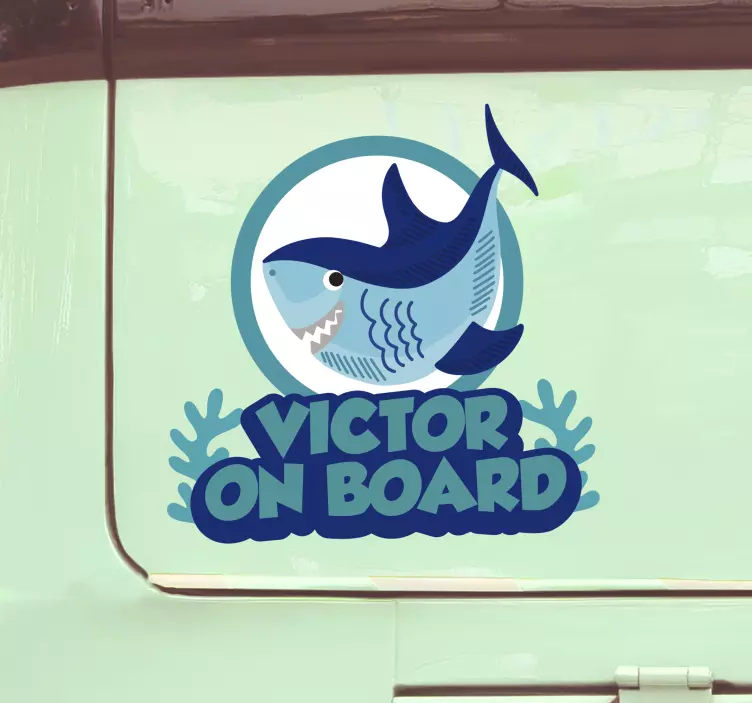 Naklejka dziecko w aucie rekin z imieniem - TenStickers