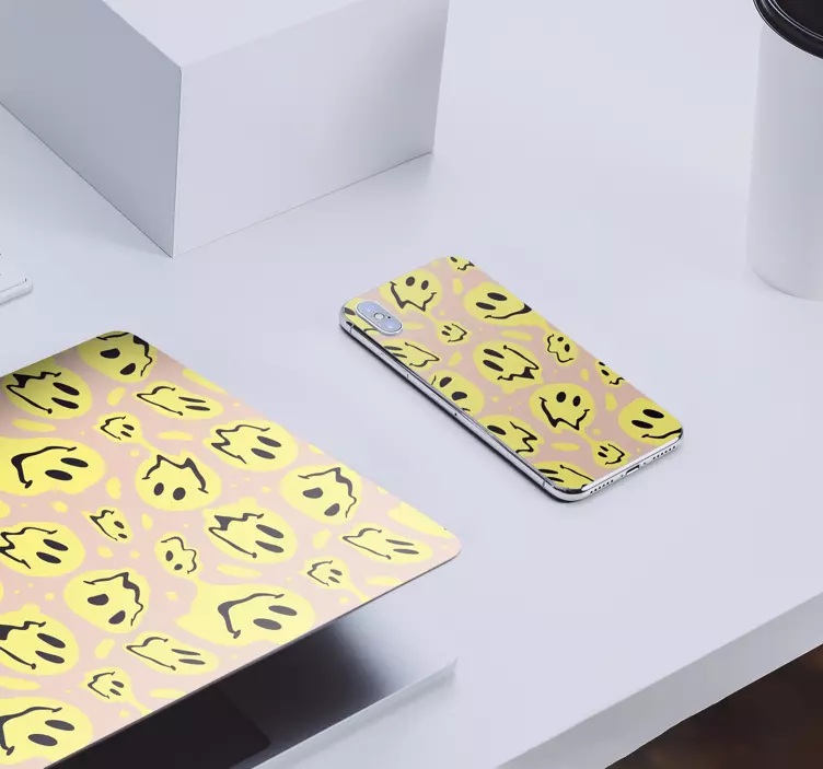 Naklejka na Iphone wzór uśmiechniętego ducha - TenStickers