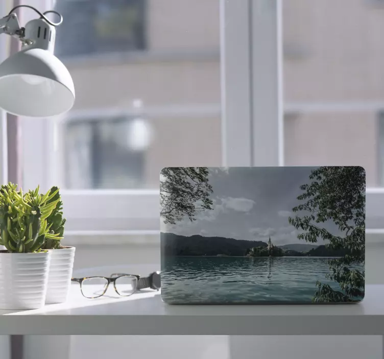 Naklejka na laptopa malowniczy widok na jezioro - TenStickers