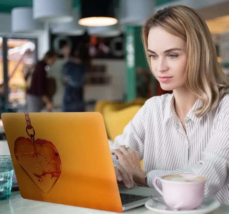 Naklejka na laptopa Serce z bursztynu - TenStickers