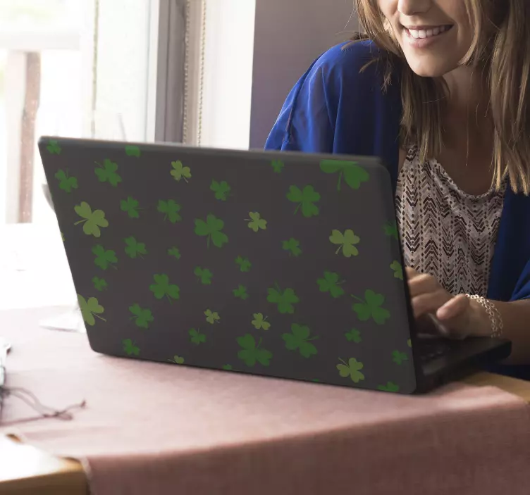 Naklejka na laptopa Zielone koniczyny - TenStickers