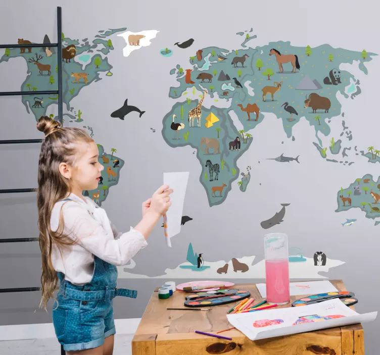 Mapa świata na ścianę Animowane zwierzęta i drzewa - TenStickers