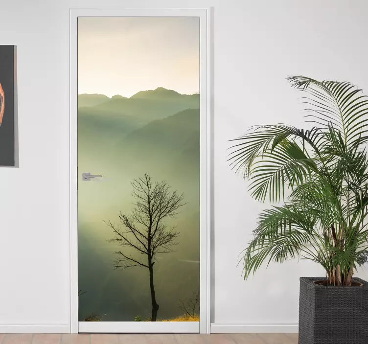 Okleina na drzwi zdjęcie drzewa na tle gór - TenStickers