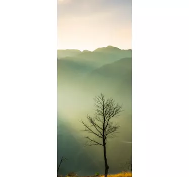 Okleina na drzwi zdjęcie drzewa na tle gór - TenStickers