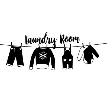 Napis na ścianie "laundry room" i wiszące ubrania - TenStickers