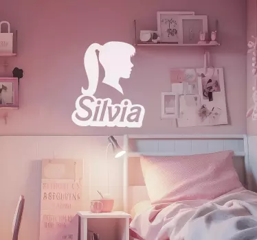 Różowa lalka naklejka z własnym imieniem na ścianę - TenStickers