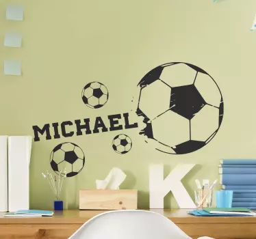 Naklejka na ścianę Piłki nożne z imieniem - TenStickers