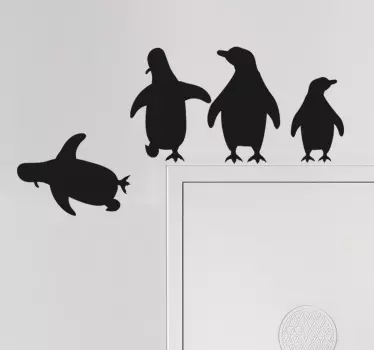 Naklejka na drzwi skaczące pingwiny - TenStickers