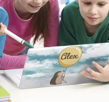 Naklejka na laptopa jeż z balonem powietrznym - TenStickers