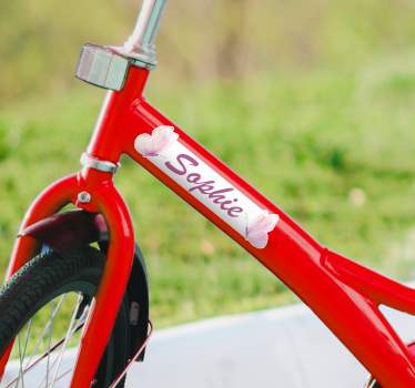 Naklejka na rower małe motyle z imieniem - TenStickers