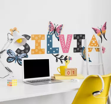 Naklejka na ścianę dla dzieci kolorowy motyl z imieniem - TenStickers