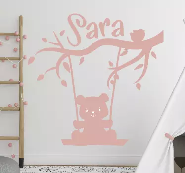 Naklejka na ścianę dla dzieci spersonalizowana huśtawka miś - TenStickers