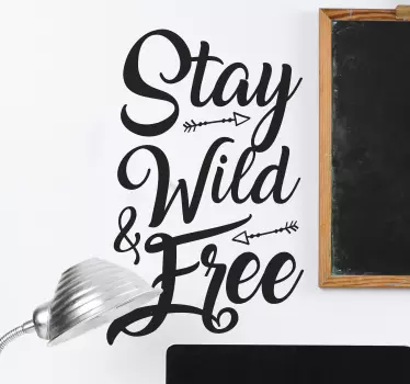 Naklejka na ścianę napis "Stay wild & free" - TenStickers