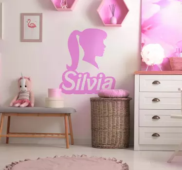 Różowa lalka naklejka z własnym imieniem na ścianę - TenStickers