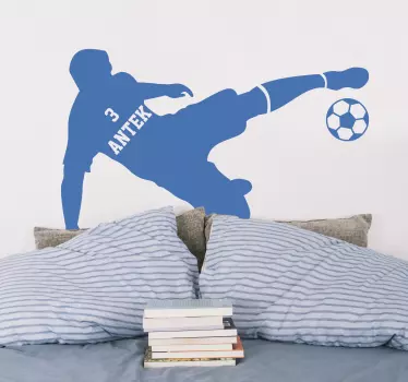 Naklejka na ścianę do pokoju młodzieżowego piłkarz z imieniem - TenStickers