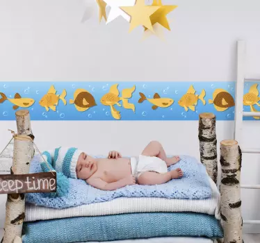 Naklejka na ścianę z motywem złotych rybek na błękitnym tle - TenStickers