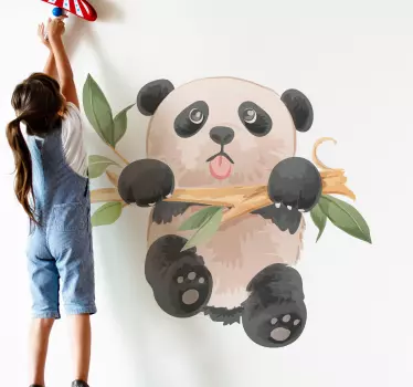 Naklejka ścienna dzikie zwierzęta Panda wisząca na gałęzi drzewa - TenStickers