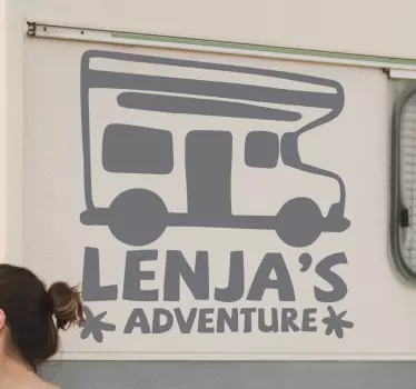 Naklejka ścienna z imieniem i przyczepą - TenStickers