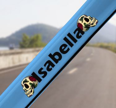 Naklejka na rower z imieniem i czaszkami - TenStickers