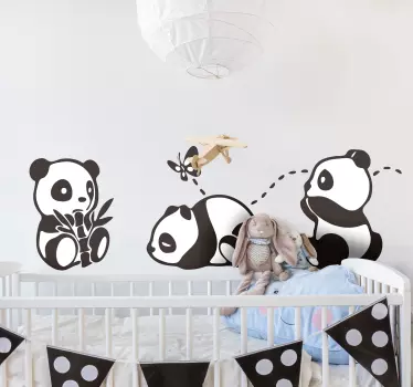 Naklejka zwierzęca bawiąca się panda - TenStickers
