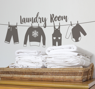 Napis na ścianie "laundry room" i wiszące ubrania - TenStickers