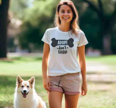 Koszulka adoptuj, nie kupuj - TenStickers