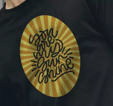 Koszulka z cytatem i wzorem promieni słońca z lat 70 - TenStickers