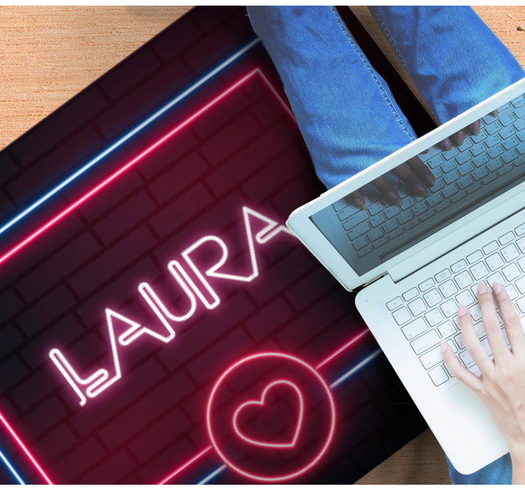Dywan winylowy z imieniem neonowy znak miłości - TenStickers