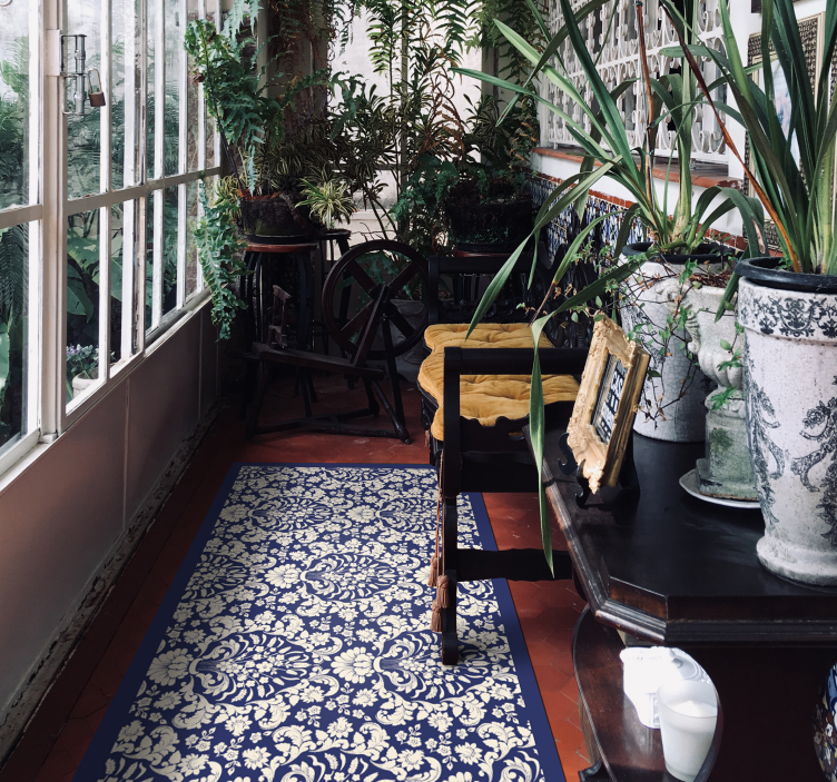 Dywan winylowy z eleganckimi ornamentami w kolorze ciemnoniebiesk - TenStickers