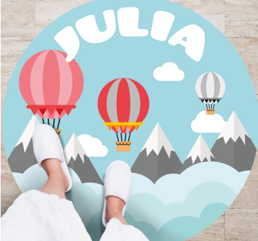 Dziecięcy dywan winylowy góry i balony z imieniem - TenStickers