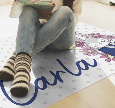 Dziecięcy dywan winylowy szary króliczek z imieniem - TenStickers