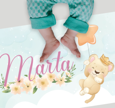 Dywan winylowy dziecięcy lew z balonem i imieniem - TenStickers