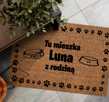 Dywan winylowy z imieniem Tu mieszka pies z rodziną - TenStickers