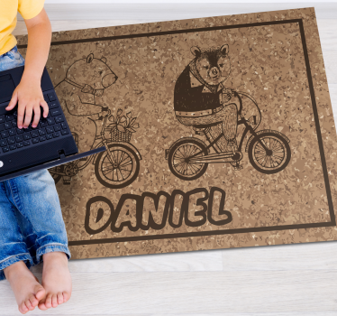 Dziecięcy dywan winylowy niedźwiedzie na rowerze z imieniem - TenStickers