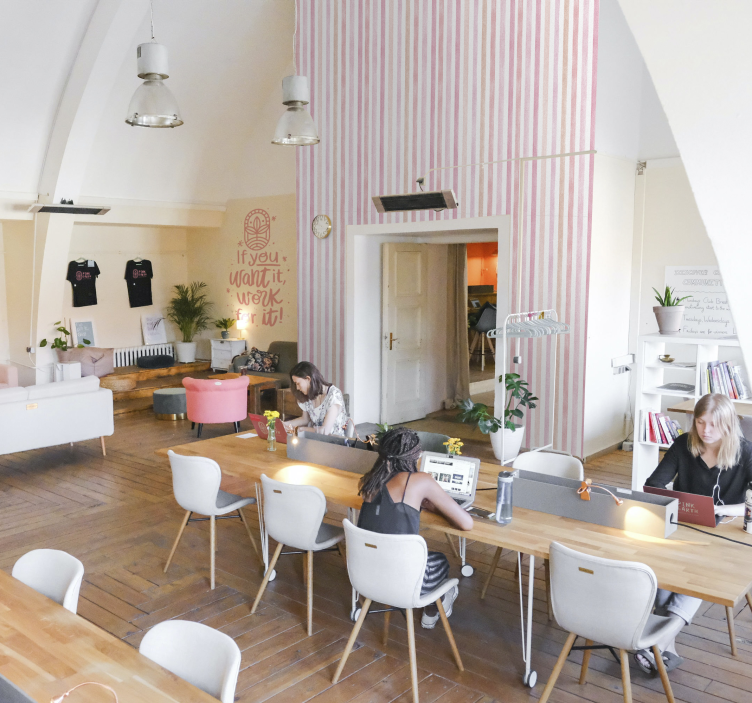 Tapeta Tapeta w różowe pionowe paski akwarela - TenStickers