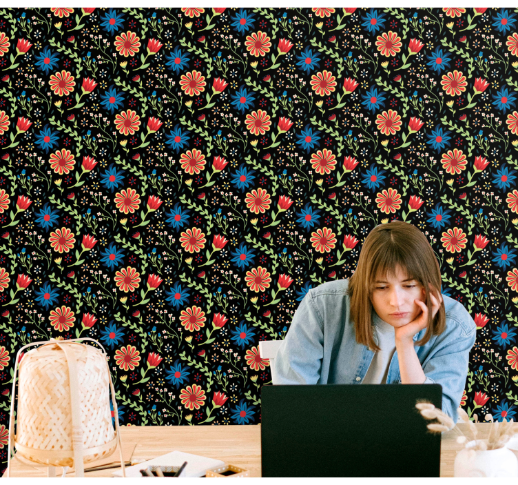 Tapeta kwiaty akcent w kwiatowy wzór - TenStickers